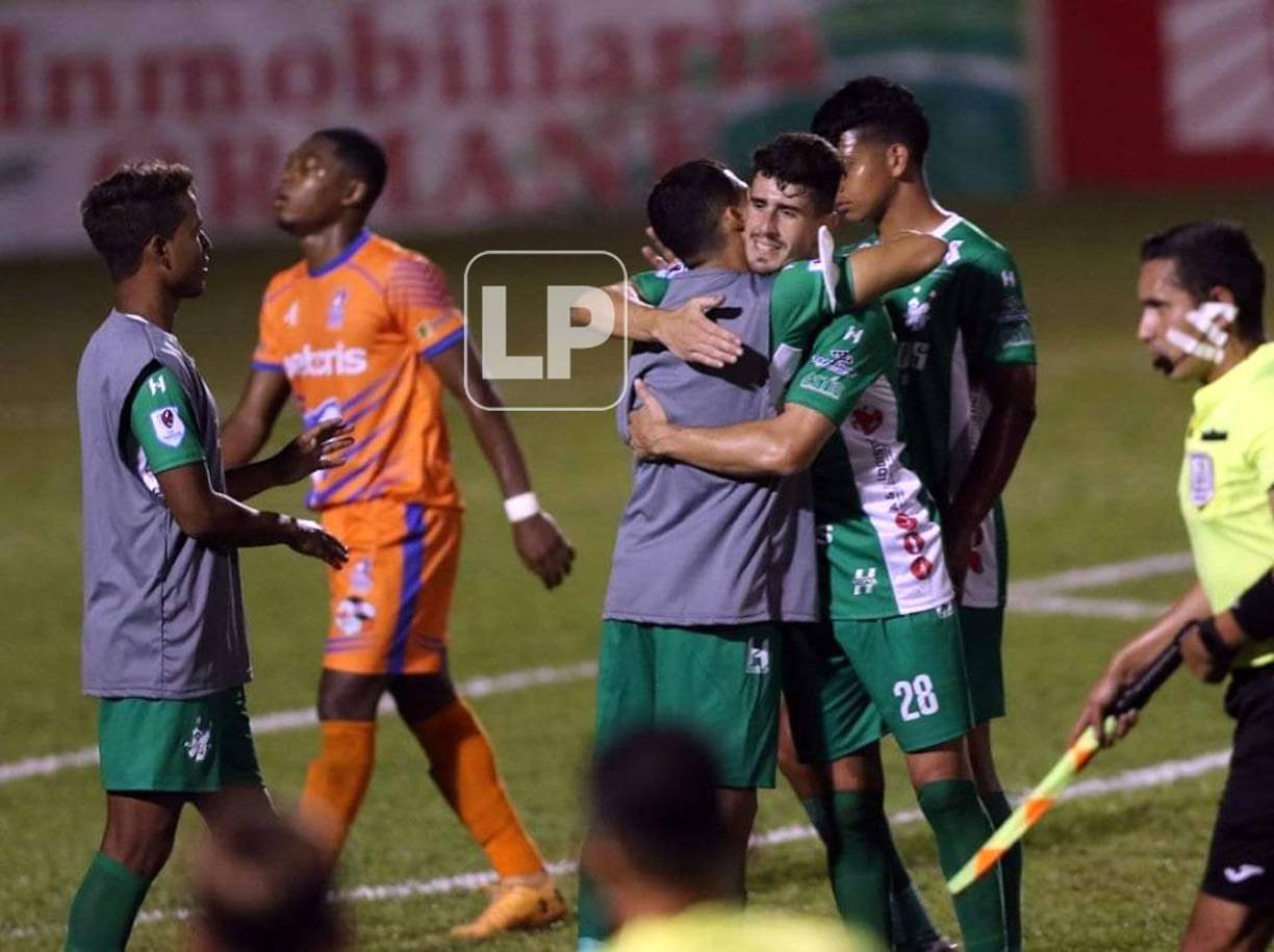 Los jugadores del Platense festejando el triunfo sobre la UPN al final del partido.