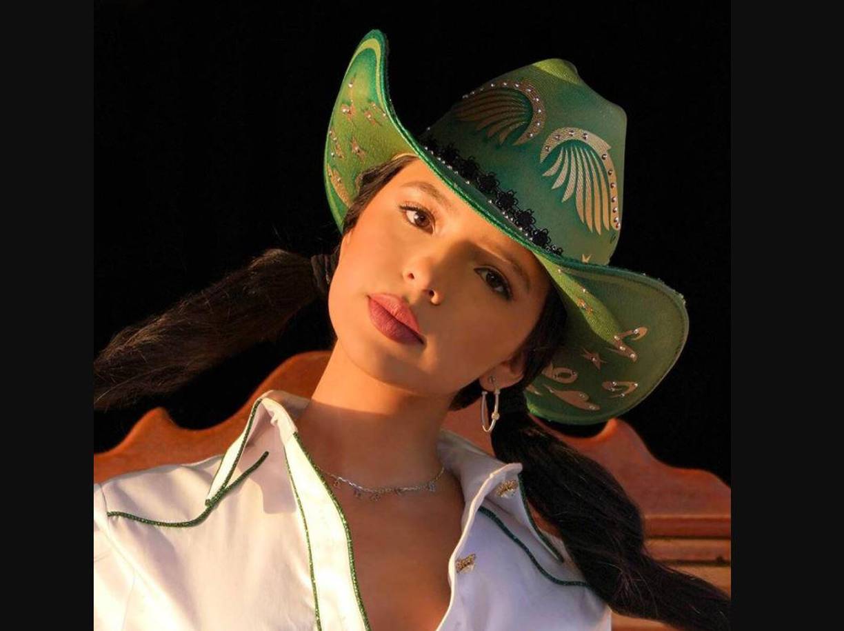 Ángela Aguilar no nació en México, pues un 8 de octubre de 2003 su madre, Aneliz Álvarez Alcalá, dio a luz en Los Ángeles, California, Estados Unidos.