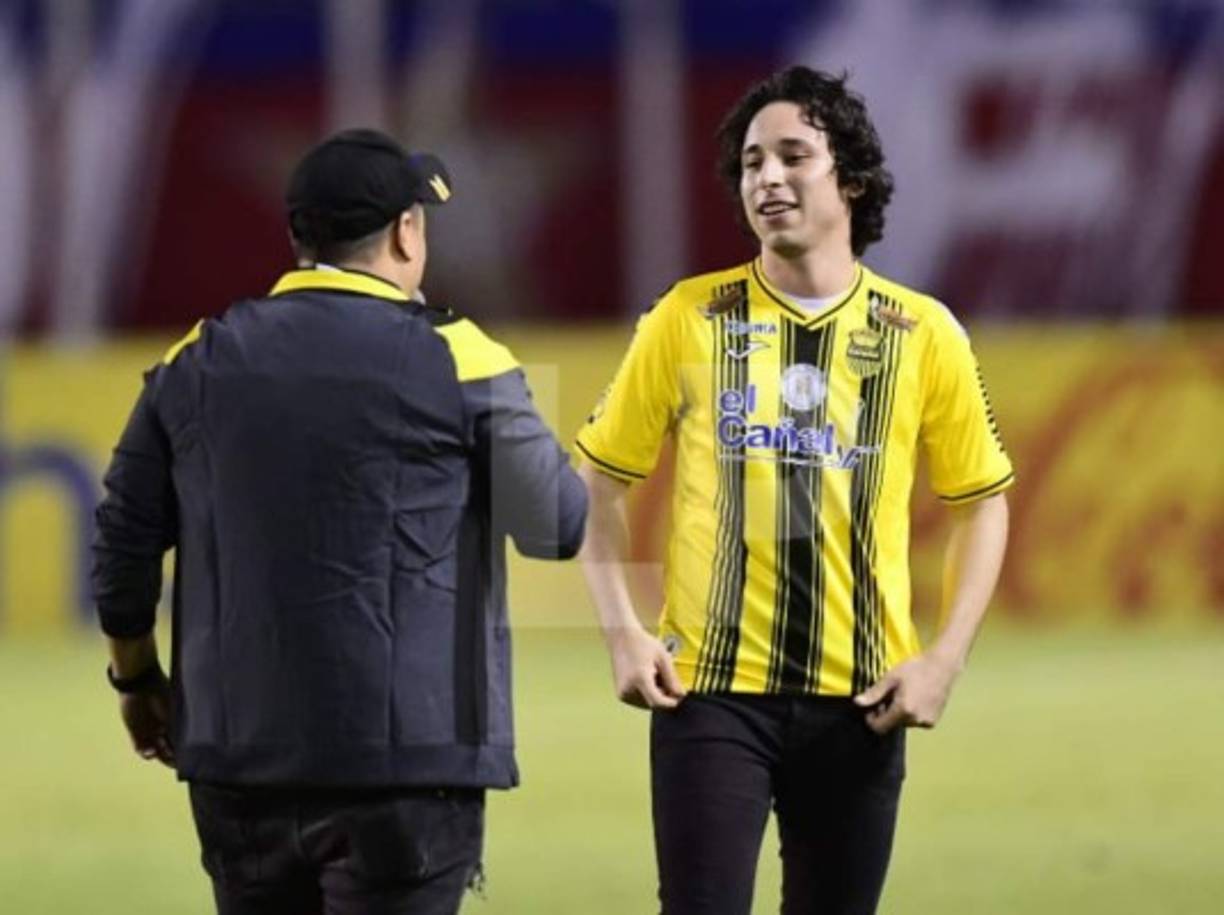 Jorge Alejandro Flores, el hondureño exconcursante de La Academia, estuvo como invitado especial en la final de ida de la Copa Premier Centroamericana. El cantante se puso la camiseta del Real España.