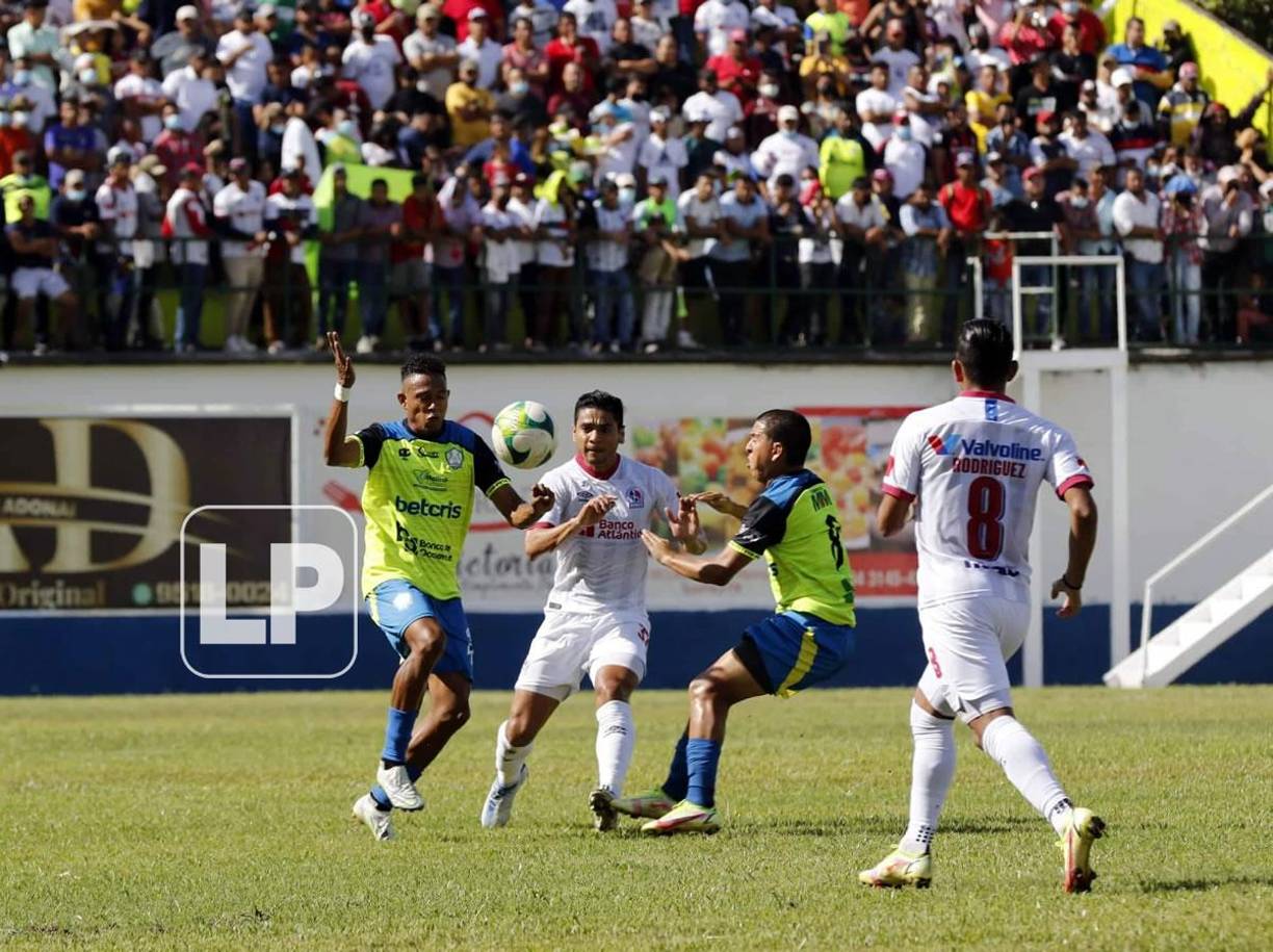 Los aficionados al fondo siguiendo a detalle todo lo que pasaba en el campo durante el partido.