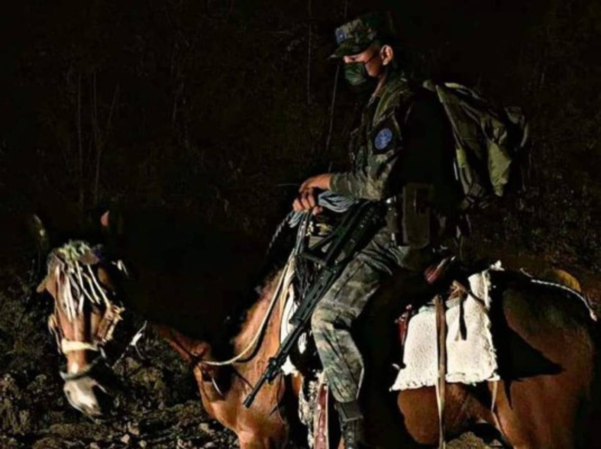 Sin importar la distancia ni los obstáculos, este efectivo de la Fuerza Aérea cumple con su misión de transportar las maletas electorales para que los hondureños participen en las elecciones internas de Honduras 2021.