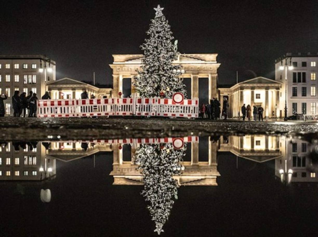 Vista general de la plaza Pariser Platz con un árbol de Navidad frente a la Puerta de Brandenburgo en Berlín, Alemania.