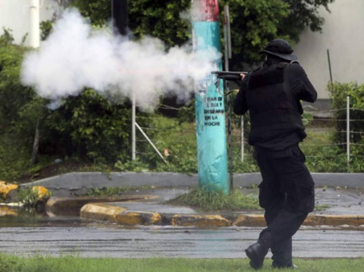 'Por el tipo de armas (que usan) se sospecha que son policías disfrazados de civiles. Y si no son policías, resulta claro que cuentan con protección policial pues se mueven libremente con total impunidad', acusó el disidente sandinista Enrique Sáenz.