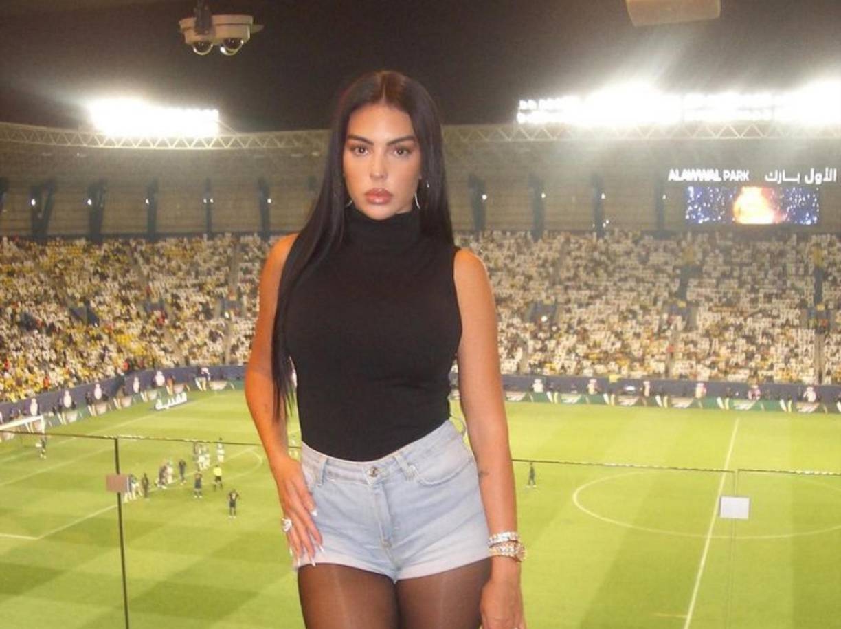 Georgina Rodríguez, novia de Cristiano Ronaldo, deslumbró con su belleza en las graderías.