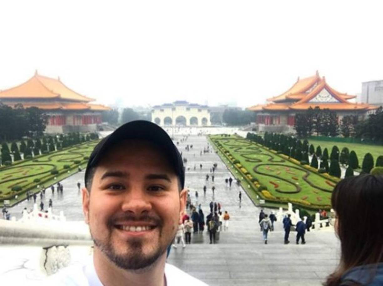 Cashito de 31 años comparte por medio de sus redes sociales, otra de sus pasiones, viajar por el mundo.