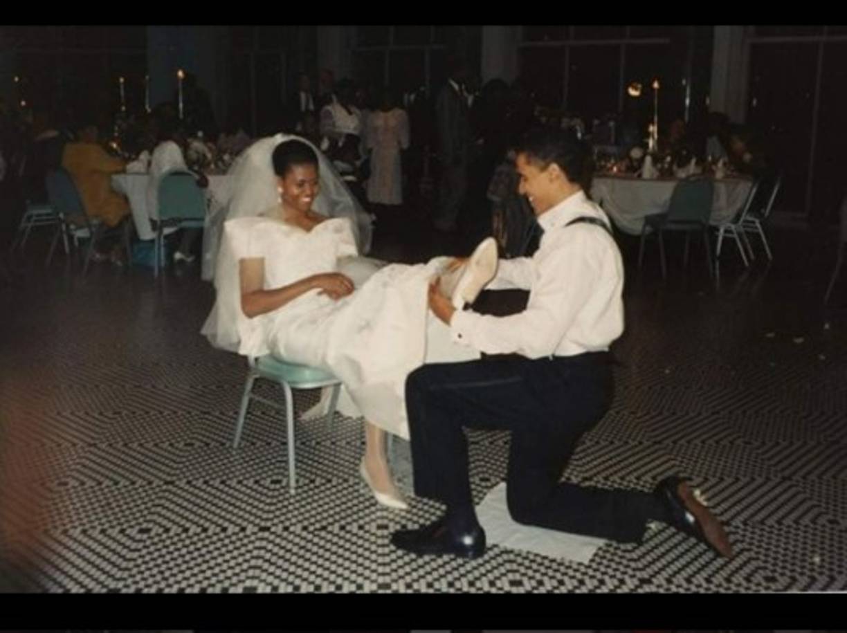 En octubre de 1992, Michelle y Obama unieron sus vidas para siempre, la ex primera dama compartió esta imagen contando una anécdota de ese día. <br/><br/>'Barack se despertó el día de nuestra boda con un desagradable catarro. De alguna manera, cuando lo vi en el altar, milagrosamente desapareció y terminamos bailando casi toda la noche. Veinticinco años después, seguimos divirtiéndonos y al mismo tiempo haciendo el trabajo duro para realizarnos como pareja y apoyarnos como individuos. No me puedo imaginar en este paseo salvaje con nadie más'.