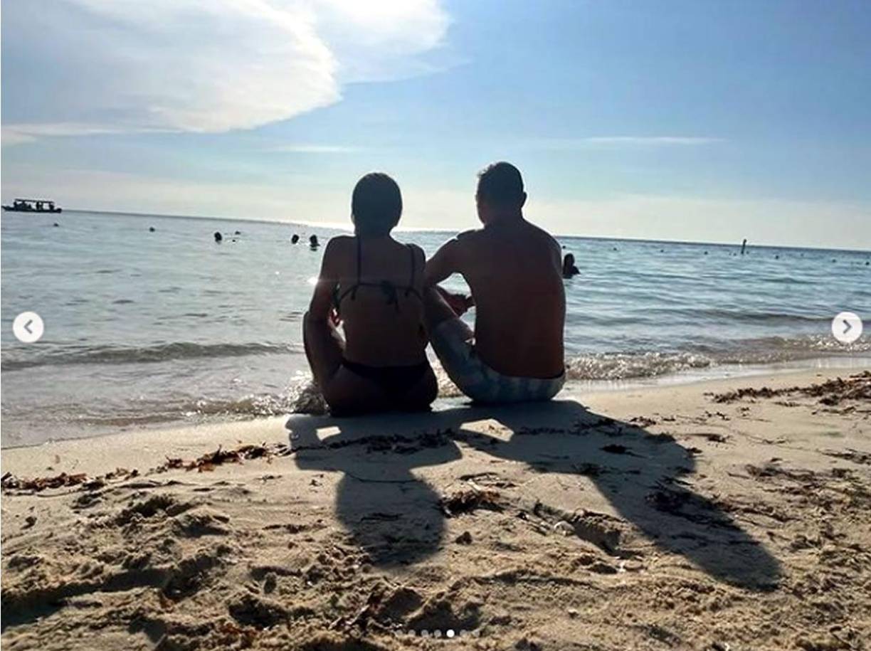 La pareja se deleitan de la belleza de las playas de Roatán.