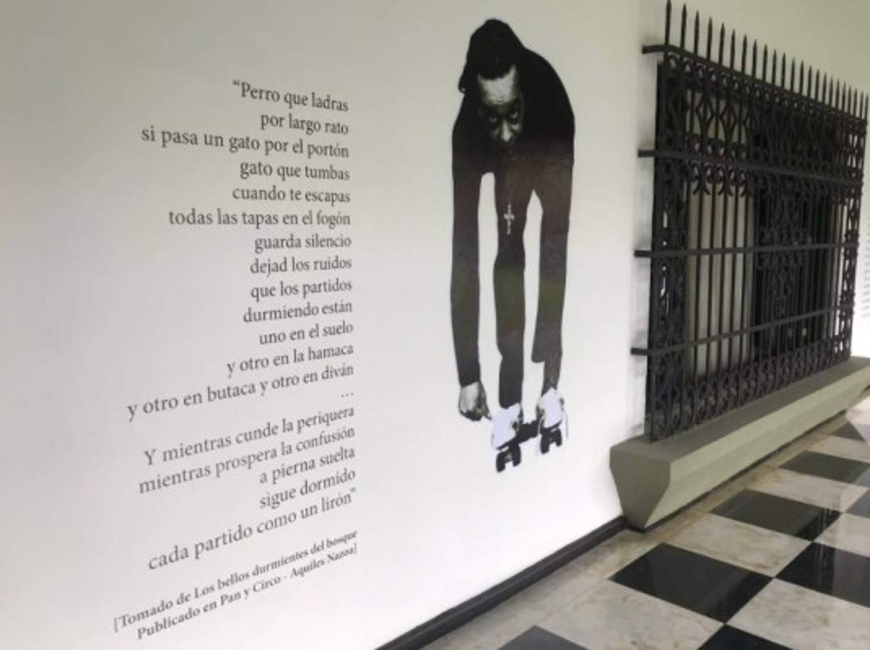 La supuesta habitación que utilizaba Hugo Chávez también está abierta al público, esta tiene un televisor pantalla plana y un pequeño escritorio.