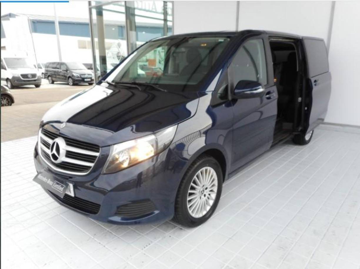 Un <b>Mercedes</b> no puede faltar en una flota de autos de alta gama de <b>Kylian Mbappé</b>. Hablamos de un <b>Clase V</b> que cuesta unos 135,000 dólares, con siete plazas y una longitud de más de cinco metros: una especie de transatlántico de las carreteras.