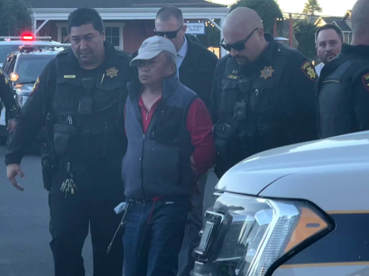 El presunto autor de los ataques, identificado como Zhao Chunli, condujo hasta el aparcamiento de una de las oficinas de la sheriff en Half Bay. Tres agentes de policía se acercaron al coche, levantando sus armas, el hombre se bajó del coche y fue inmediatamente arrestado, según se ve en un vídeo compartido por medios locales.