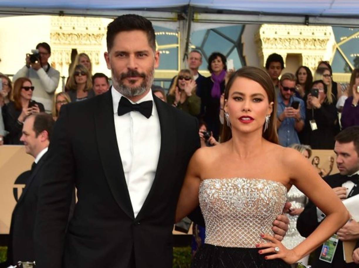 Elegantes y muy enamorados se vio la hermosa pareja durante su paso por la alfombra.<br/>