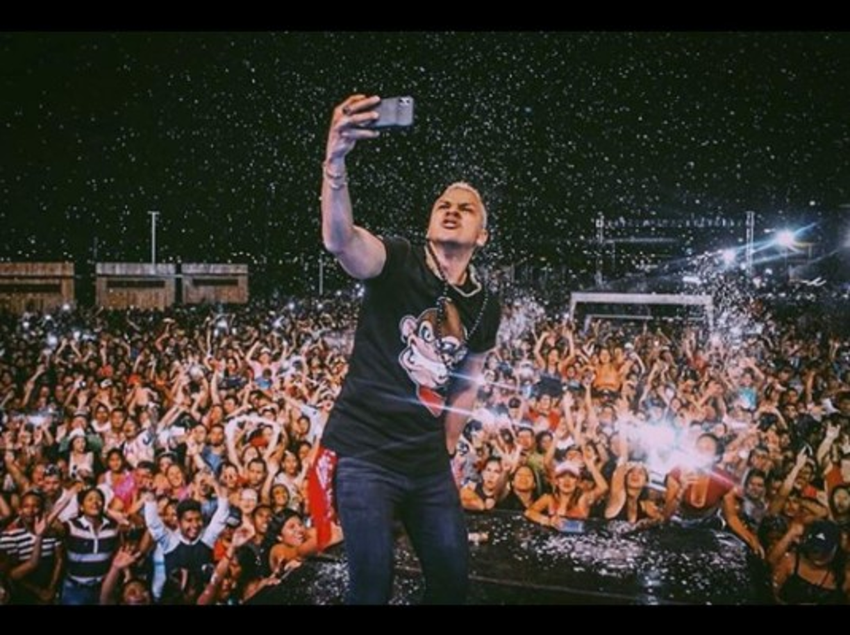 Sus fans que todavía siguen su música, llenan los centros donde Flex se presenta a interpretar sus mejores temas.