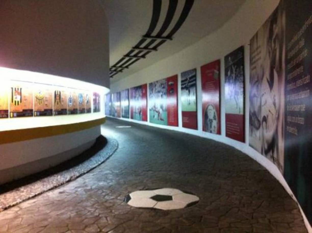 El mítico estadio Azteca en donde juega la Selección Nacional de México y el América. Uno de los más imponentes, de los que más intimida a sus rivales.Albergó dos Mundiales .