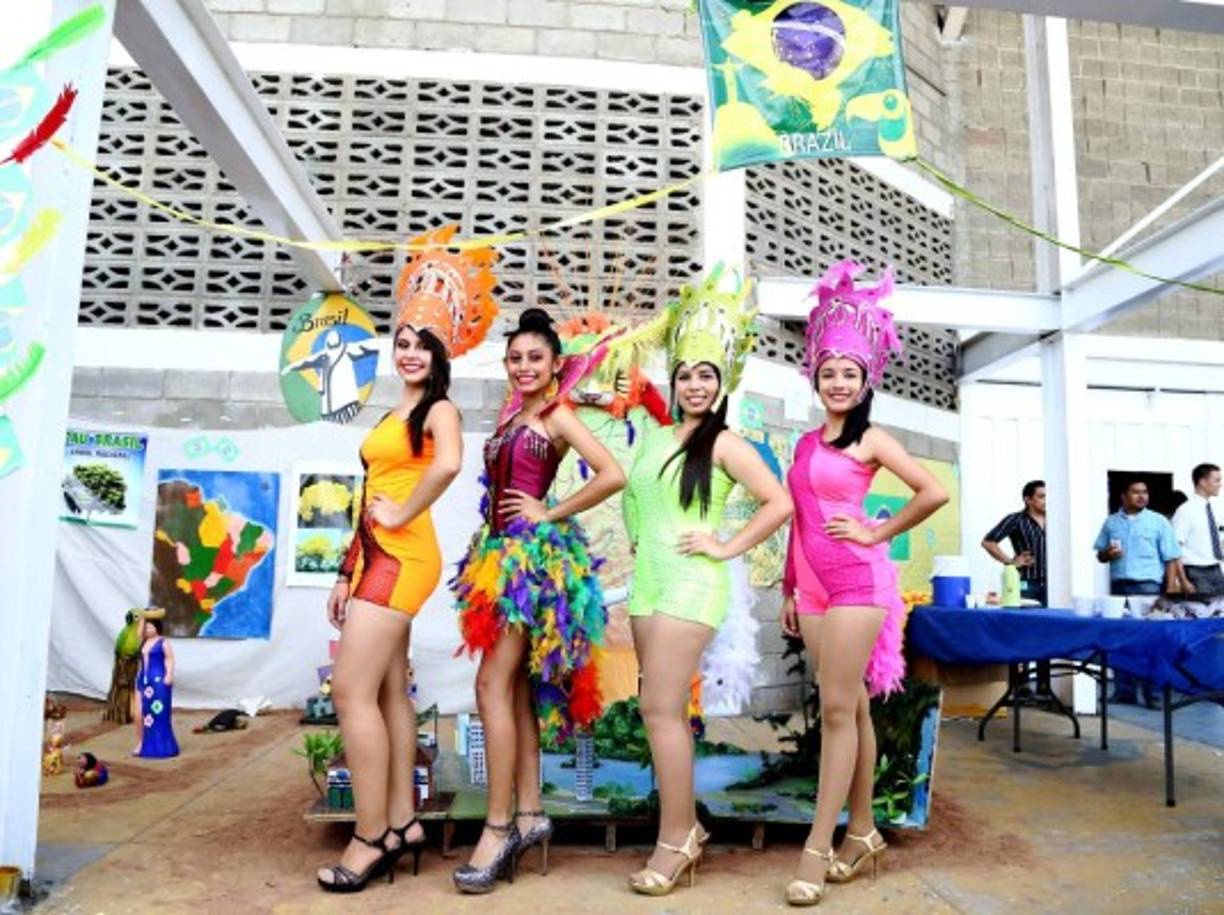 Las alumnas del Instituto Franklin Delano Roosevelt en el stand de Brasil.