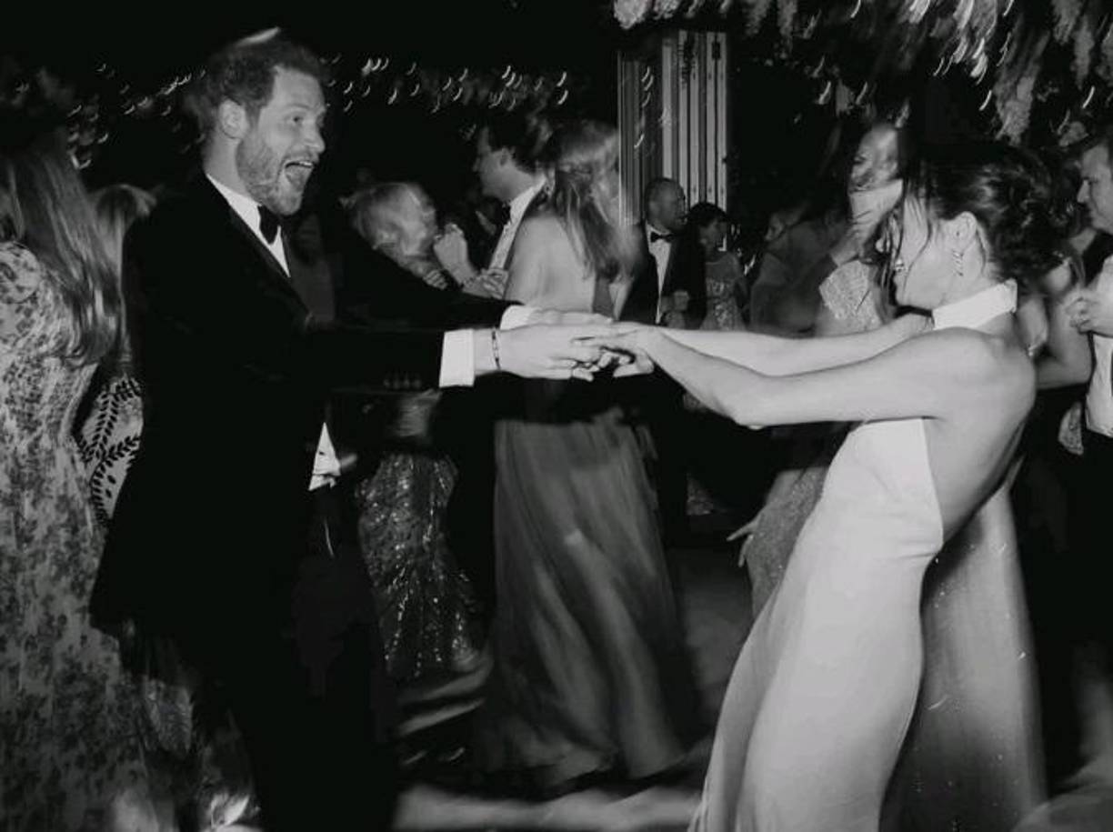 Meghan y Harry protagonizaron una escandalosa salida de la familia real al renunciar a sus labores como miembros senior para independizarse financieramente. Desde entonces brindaron una explosiva entrevista a Oprah en la que acusaron al ahora rey Carlos III de cortar la ayuda económica a Harry.