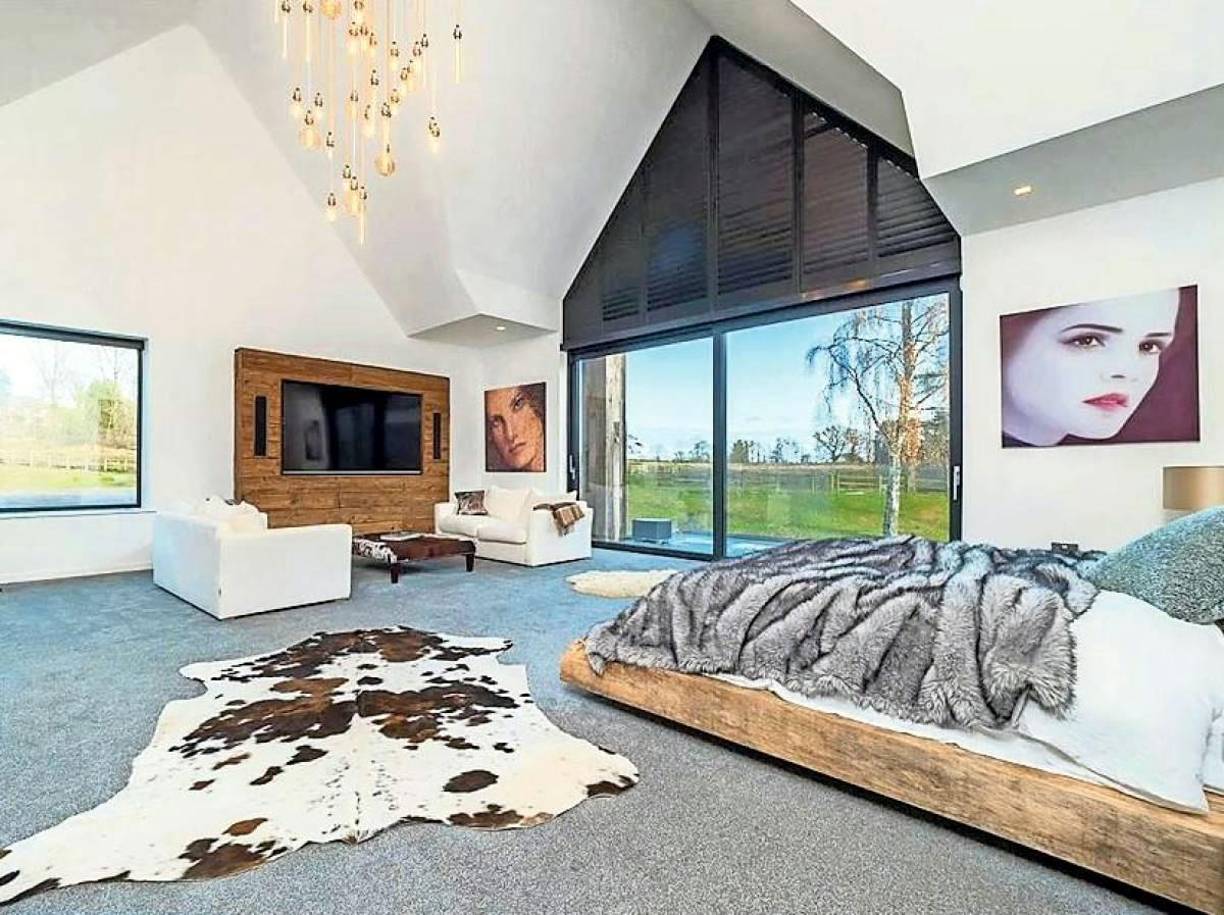 Jackson-Stops añade que es “una residencia principal ultra elegante con una magnífica suite de ocio, una zona de invitados de dos dormitorios y una pista de pádel”.