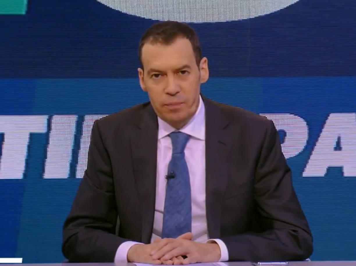 “Gracias a cada uno de los trabajadores de Fox Sports por su apoyo. Gracias a ustedes (televidentes) que me hicieron sentir fuerte, que me mandaron buenas vibras. Gracias de verdad”, añadió el comunicador para luego lanzar una indirecta. “Y gracias también a los que no estuvieron, me enseñaron por dónde es el camino”.