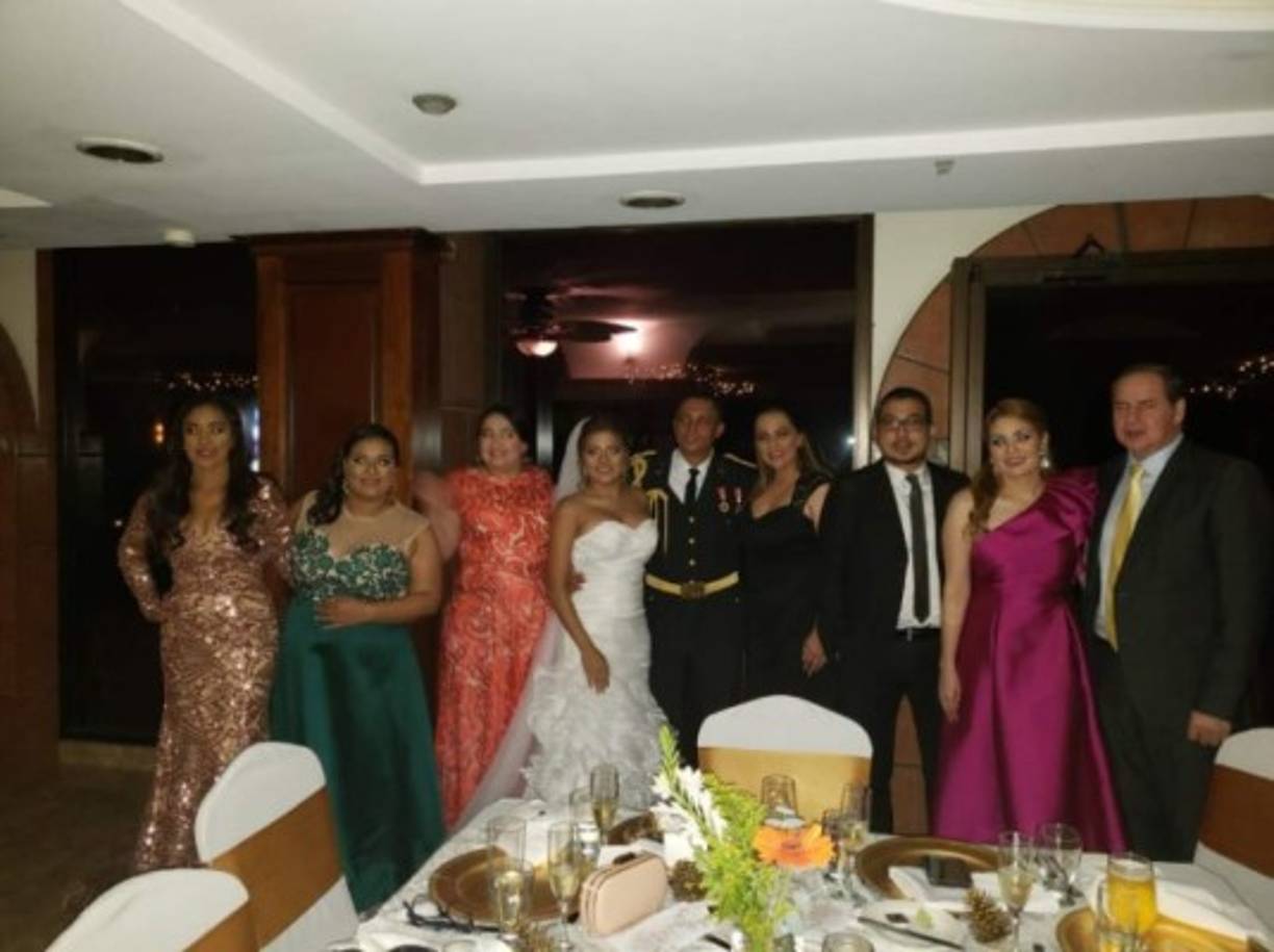 Sus familiares y amigos más cercanos disfrutaron junto a la pareja después de la ceremonia.