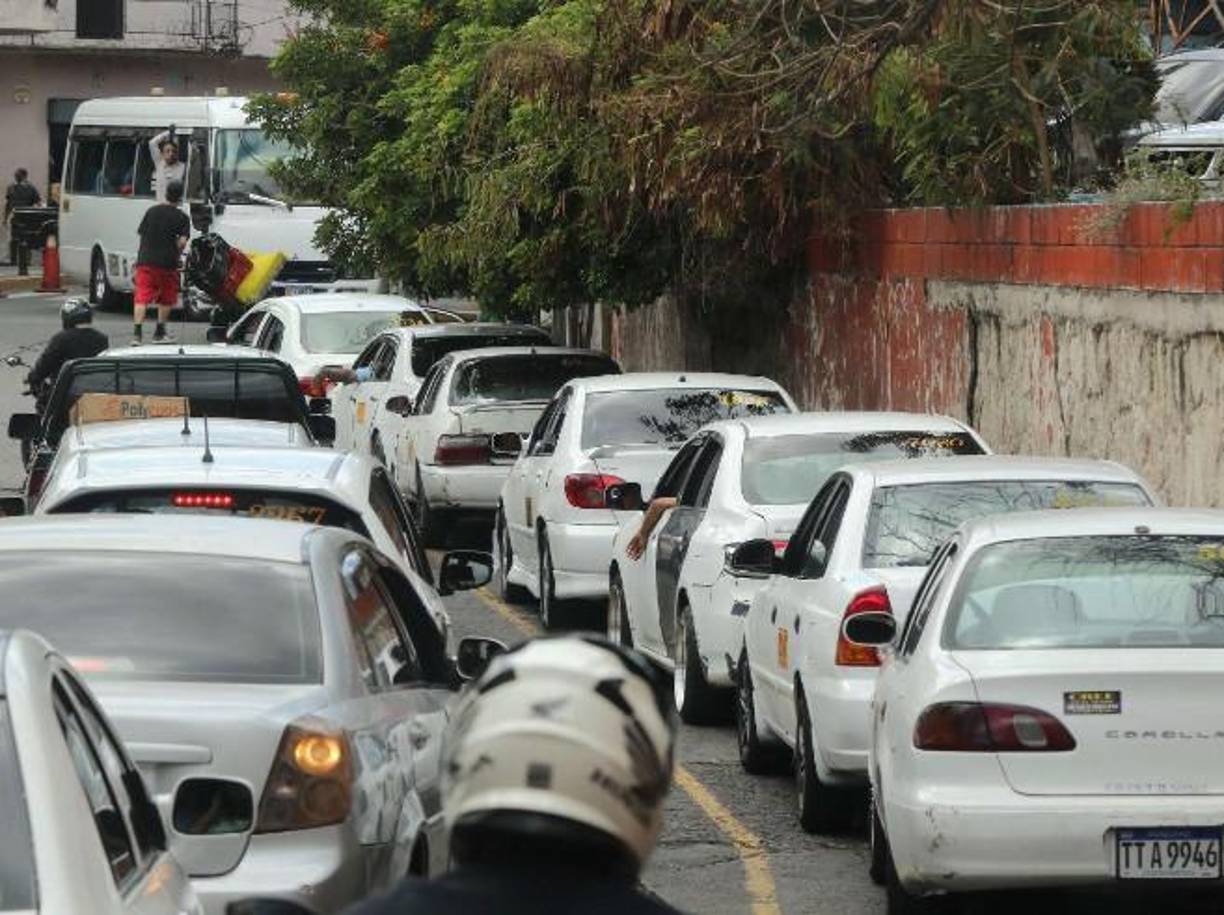 Cuando lleva pasajero y alguien hace parada en la calle se para y le dice: “vámonos, solo lo dejo a él (o ella) que va en el trayecto”. 
