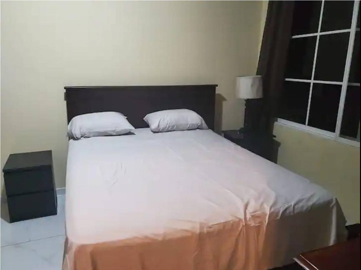 Así luce otra de las habitaciones de la mansión de Alberth Elis.