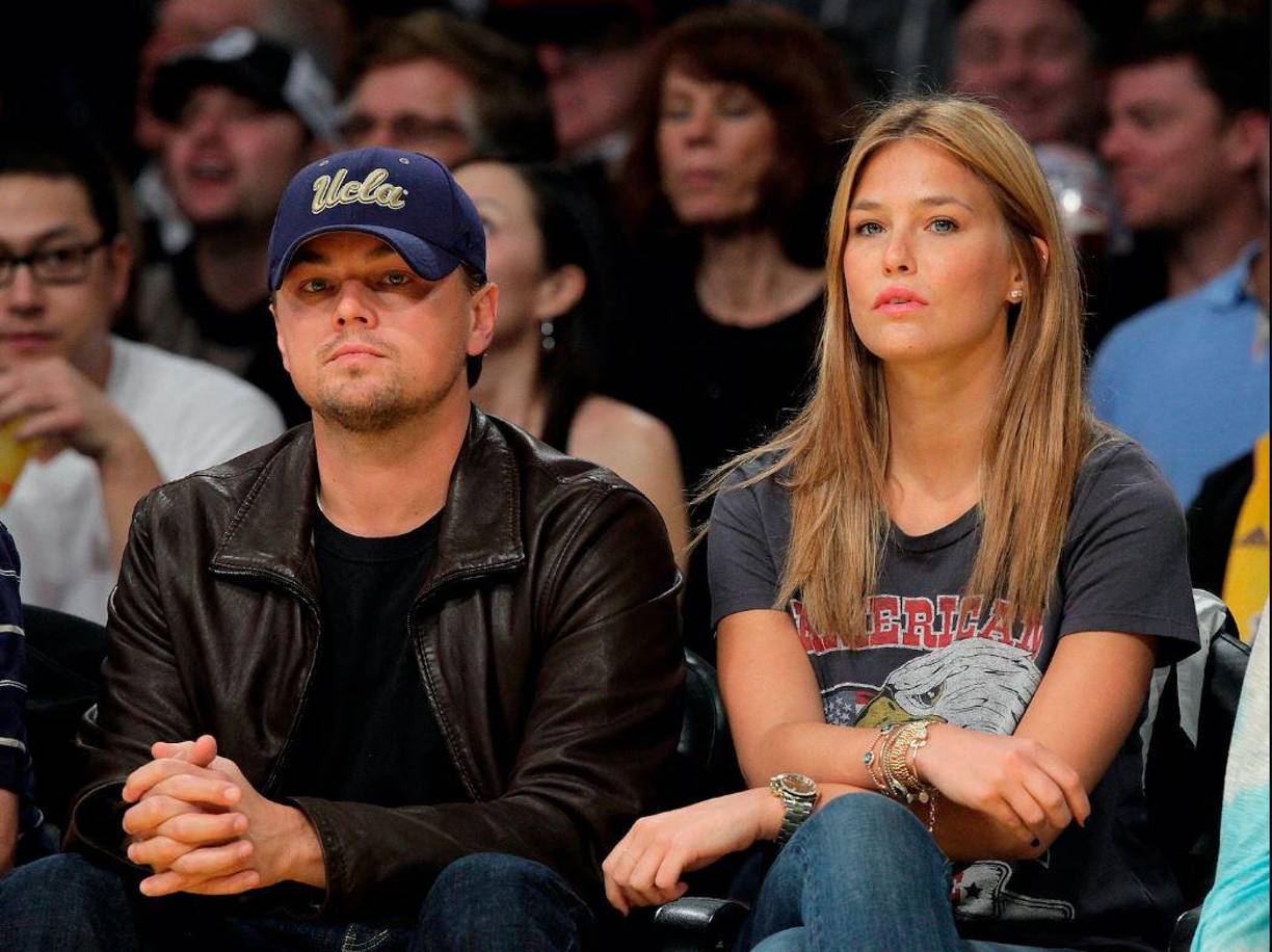 El periodista español Jordi Martin, reconocido en el mundo de la farándula y quien ha dado seguimiento al caso, ha afirmado que Piqué habría mantenido una relación extramarital con la presentadora israelí, Bar Refaeli, quien además estuvo de forma intermitente con el protagonista de ‘Titanic’ de 2006 a 2011.