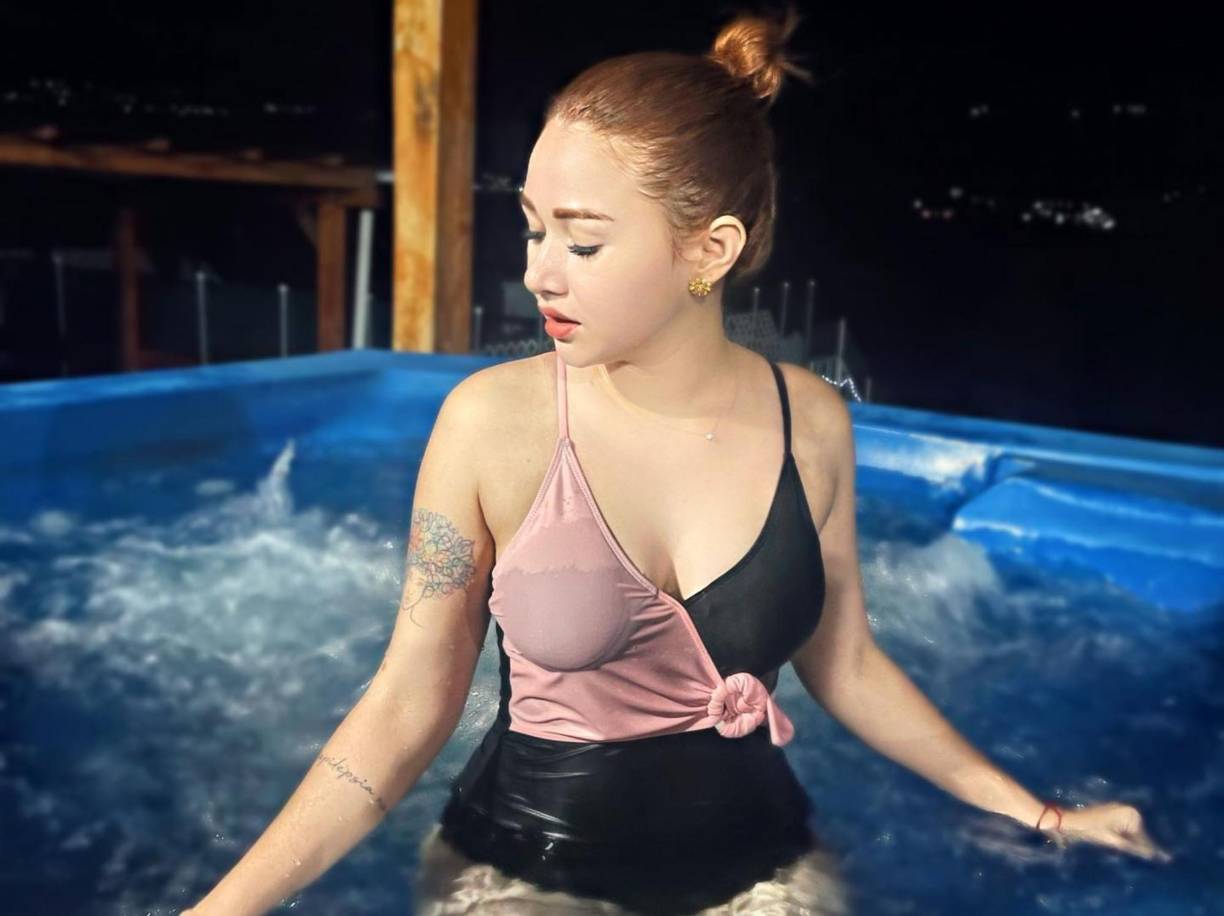 Jennifer Aplícano se ha convertido en una de las figuras más queridas de Honduras gracias a su talento y carisma. Y además de colaborar como presentadora de HCH, Jennifer es muy reconocida en las redes sociales, en donde suele publicar contenido gracioso con su personaje de “La Garzona”. 