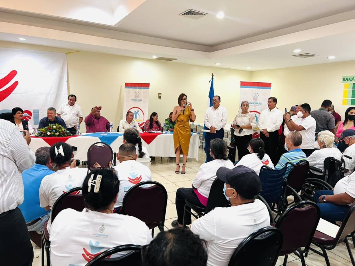 El gesto fue recibido positivamente, y varios internautas comentaron sobre el estilo característico de Solórzano, quien, según ellos, siempre se distingue por lucir a la moda en los eventos políticos públicos.