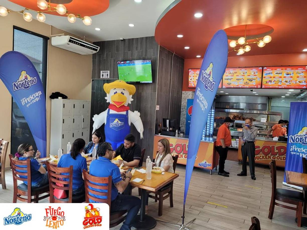 Representantes de Pollo Norteño, el chef Efraín Corea y las invitadas de la audiencia Raquel Sabillón y Victoria Guzmán, fueron parte del jurado que elegirá el mejor “pollo chuco” de la ciudad. 