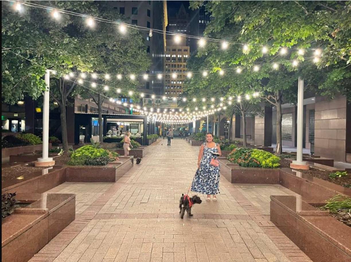 También tiene tres horarios de entrega y recogida de dos horas -uno por la mañana temprano, otro a la hora de comer y otro después del trabajo- para que su trabajo a tiempo completo no se vea interrumpido por su actividad paralela. Durante esos descansos, interactúa con las mascotas y envía actualizaciones a sus dueños.