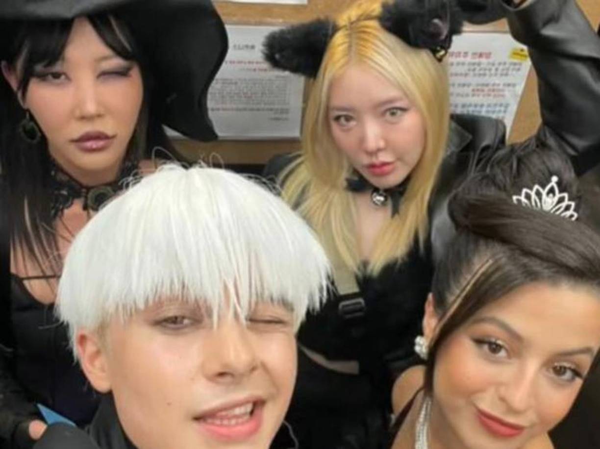 Su amigo, Nathan Taverniti, reveló cómo la joven, disfrazada de Audrey Hepburn, falleció frente a sus ojos tras ser “aplastada” por la multitud descontrolada. Sus otras dos amigas se encuentran hospitalizadas. El joven compartió la última imagen del grupo en su cuenta de TikTok.