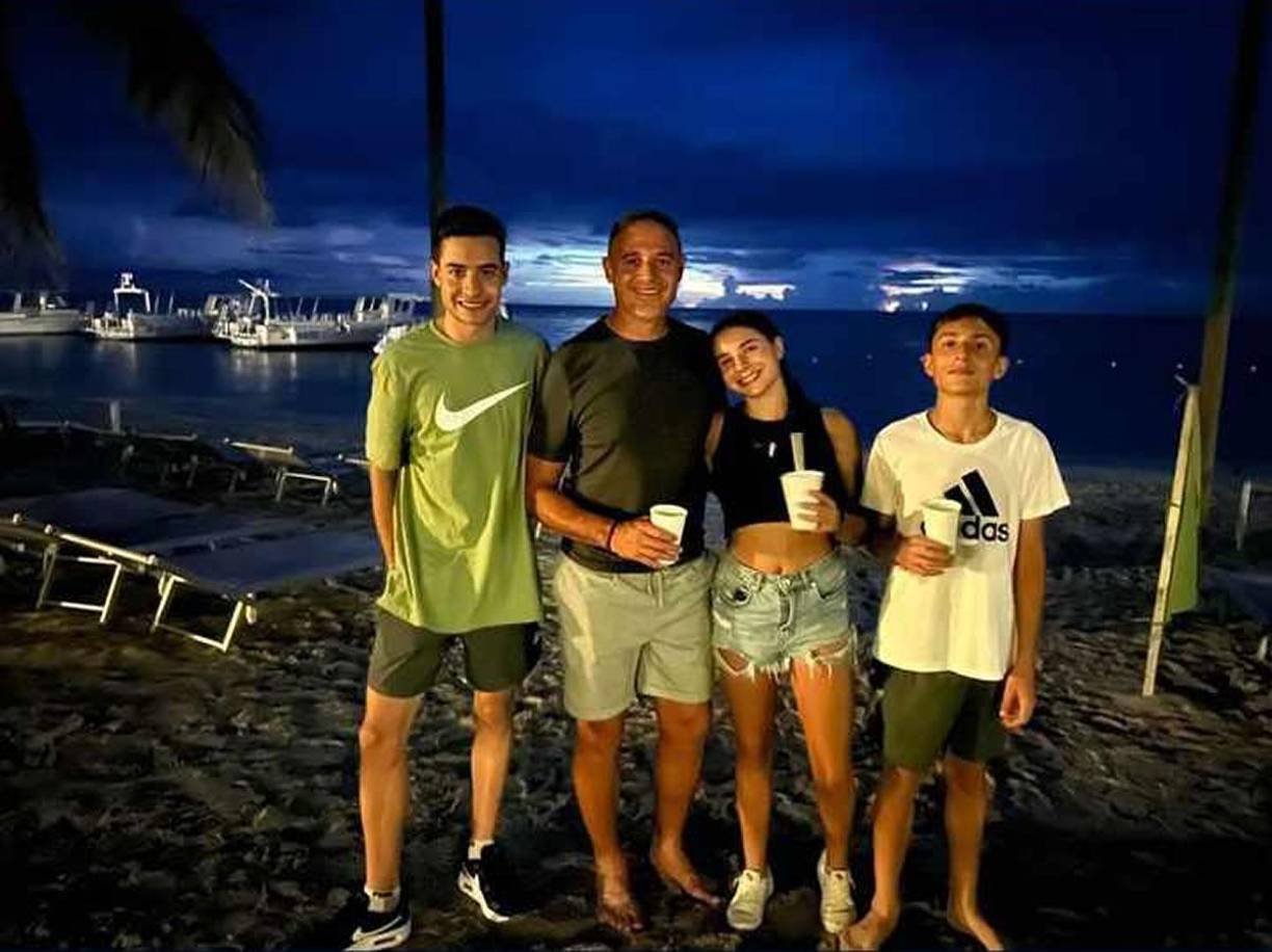 El entrenador del Marathón se dio una escapada a Roatán para relajarse en compañía de su familia, aprovechando el parón de selecciones por la Fecha FIFA.