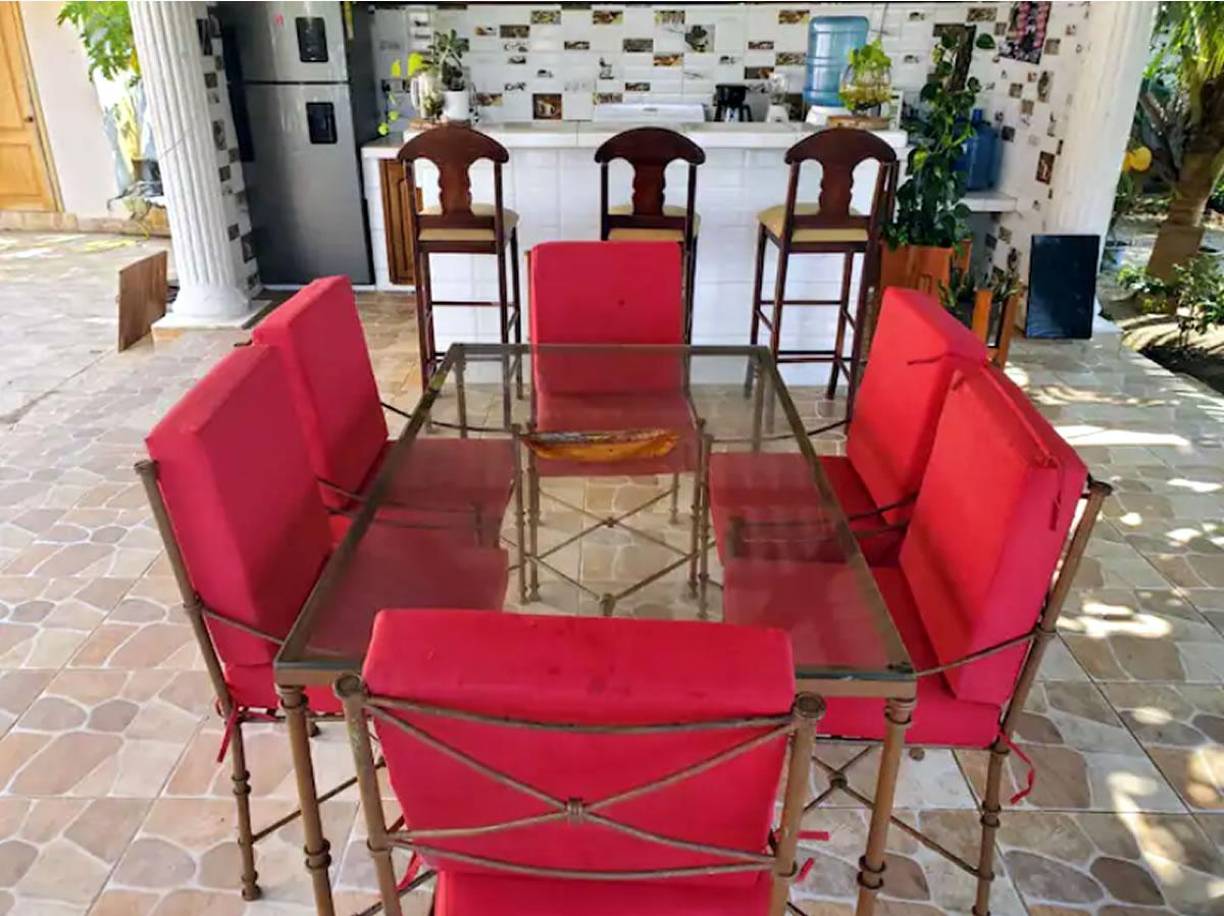 El delantero hondureño decidió meterse en el mundo de los negocios de bienes y raíces al poner su mansión de San Juan Tela en alquiler.