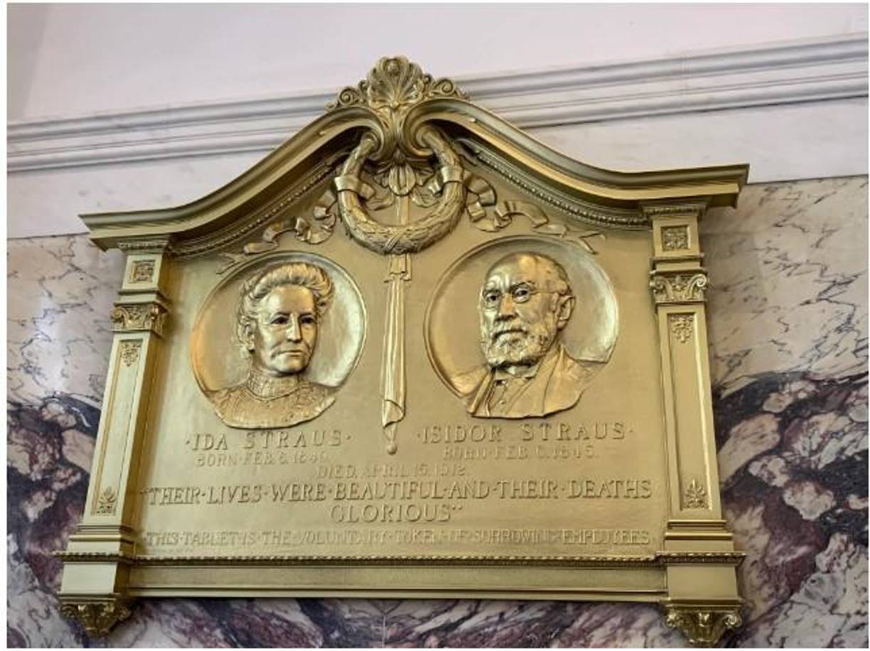 El cuerpo de Isidor fue encontrado en el mar aproximadamente dos semanas después del hundimiento, tal y como ha quedado escrito en los archivos. El cuerpo de Ida nunca fue recuperado.