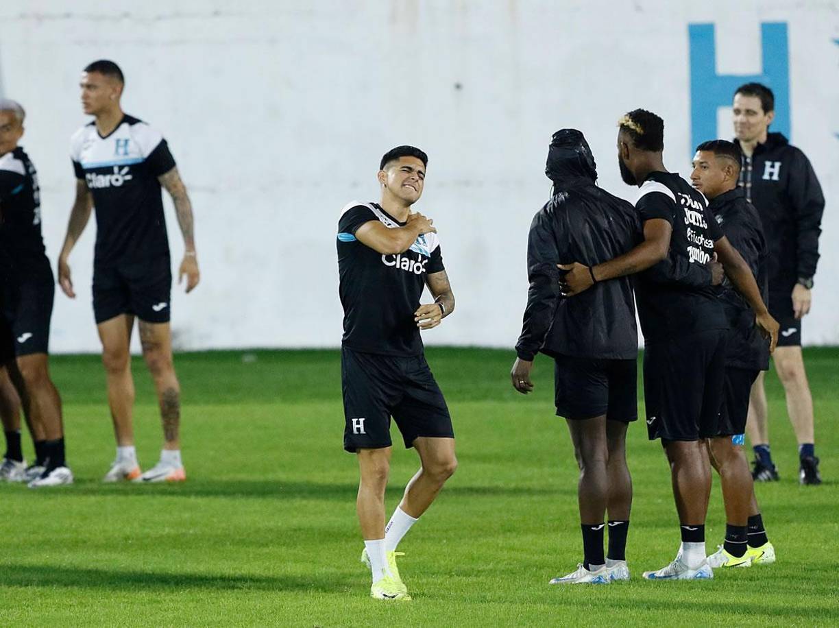 Luego del estiramiento, Luis Palma entrenó levemente apartado del grupo, pero esto no pasó a más.