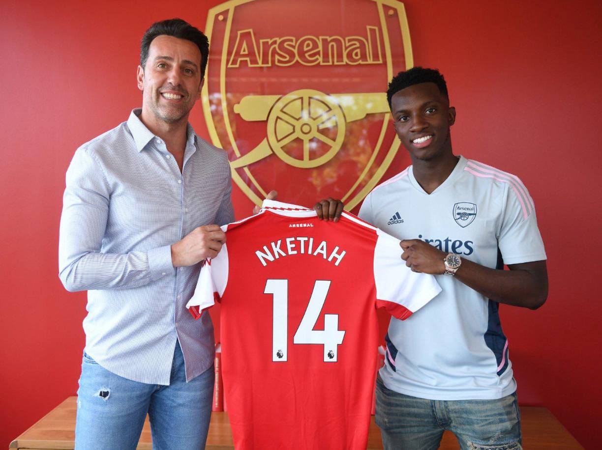 Eddie Nketiah (23 años) seguirá siendo jugador del Arsenal. El delantero inglés terminaba contrato este 30 de junio y ha decidido renovar por cinco temporadas más con el club ‘gunner’. La renovación de Nketiah también viene asociada a un cambio de dorsal, pues dejará el ‘30’ que usaba hasta el momento para adoptar el ‘14’ que portó el legendario Thierry Henry. 