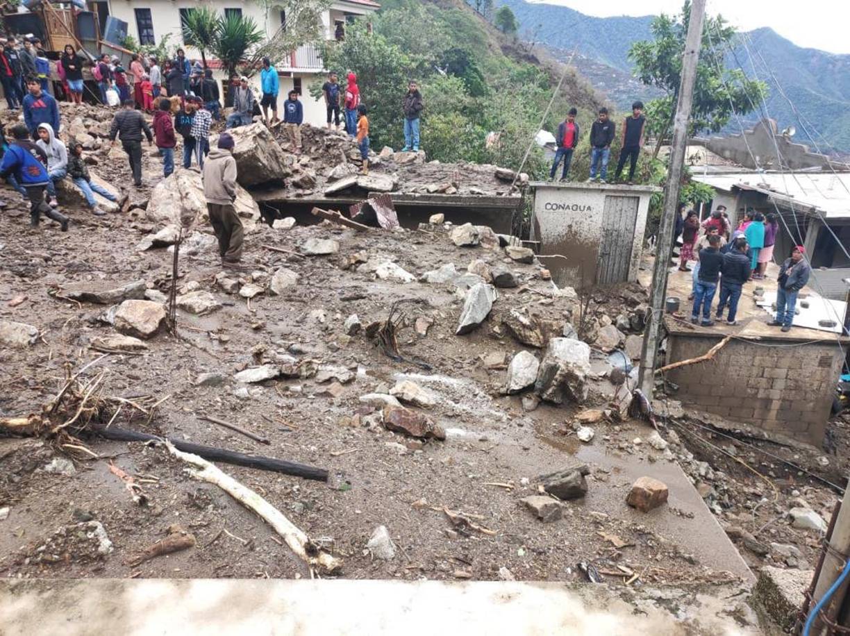 Cortes en carreteras, árboles y postes caídos dejó en la costa sur del Pacífico de México el paso de Agatha, que tocó tierra como huracán categoría 2 y este martes se había degradado a depresión tropical.