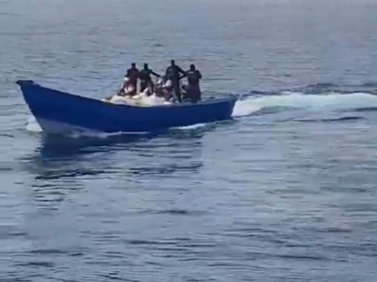 La “lancha rápida” fue interceptada a 272 millas náuticas de Puerto Castilla, en el departamento de Colón, al este hondureño, indicaron las Fuerzas Armadas del país centroamericano en redes sociales.