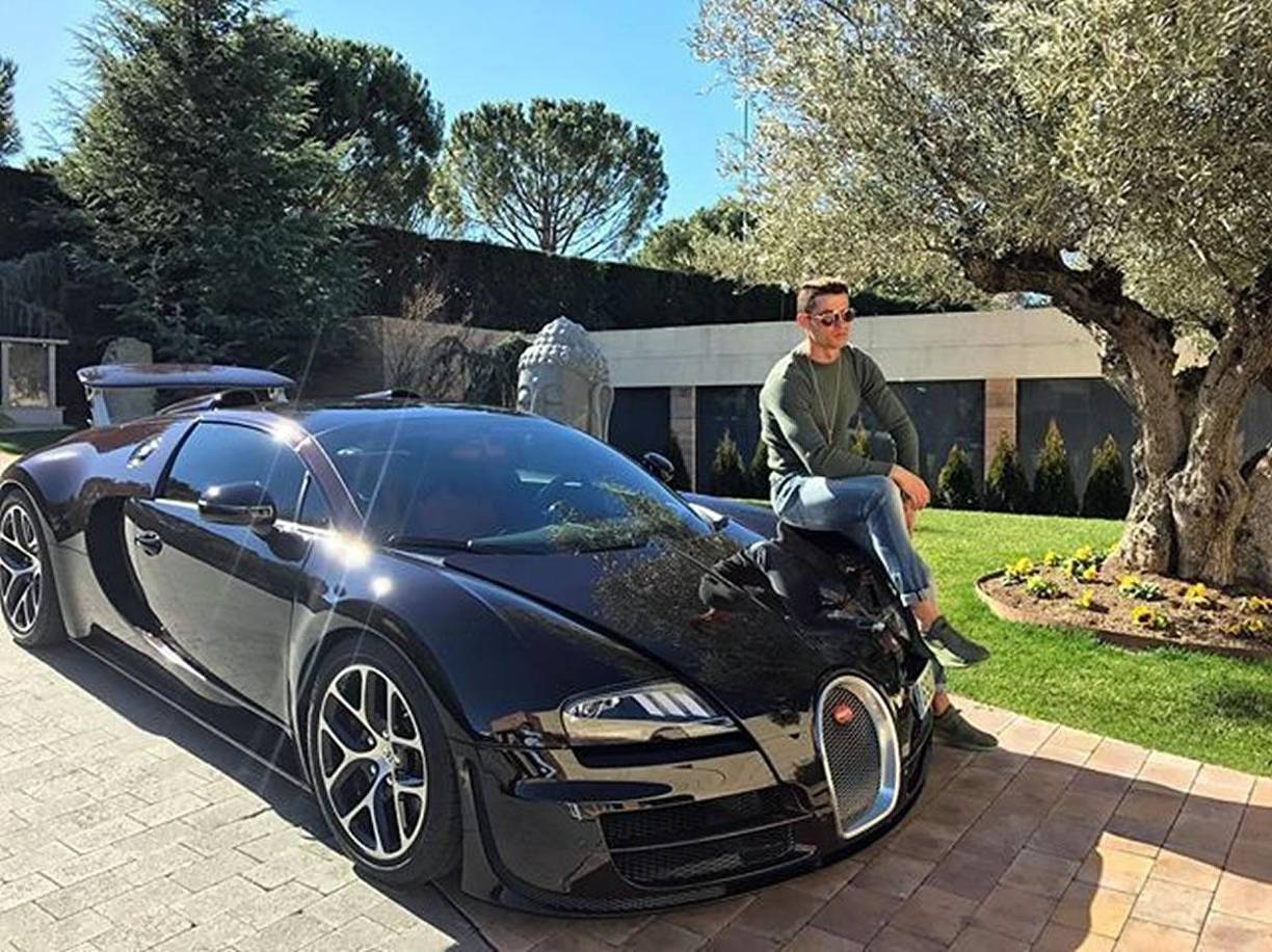 Bugatti Chiron - Esta joya de Bugatti está valorada en 2,5 millones de euros y cuenta con un motor 8.0 de 16 cilindros en W que desarrolla 1.500 CV de potencia. Cristiano Ronaldo posaba así con el convertible más potente de la historia en enero de 2017, pocos meses después de adquirirlo.