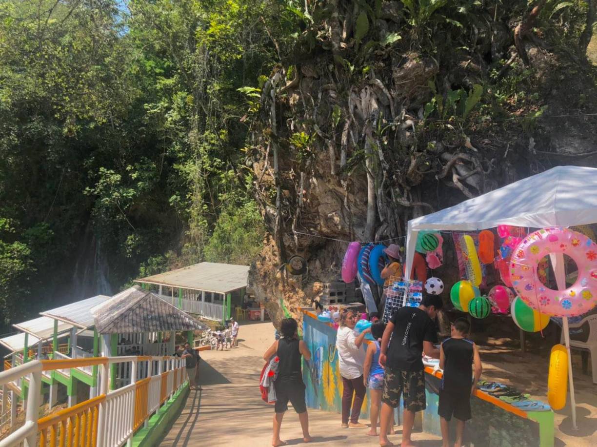 Al ingresar al lugar, puede disfrutar de varias opciones para comprar deliciosos platillos y golosinas, así com artículos para bañar. Por otro lado, una de las buenas noticias es que si gusta, puede llevar sus propios alimentos, solamente debe asegurarse de pagar la entrada y dejar limpio su espacio.