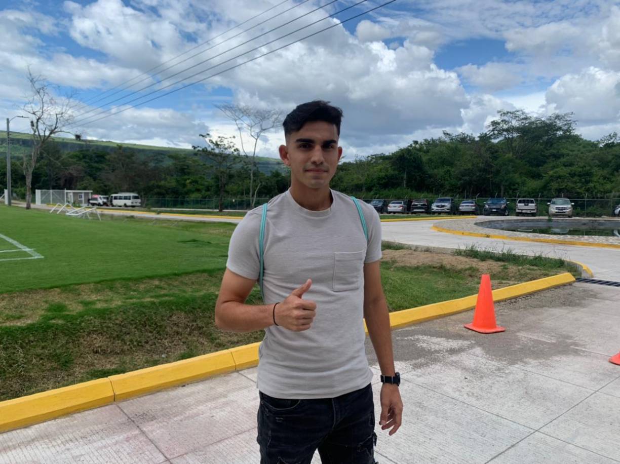 El volante hondureño Charlie Estrada dejó de entrenar con el Olimpia y ha decidido volver al fútbol de Portugal. El mediocampista formará parte del Alcaçovens del balompié portugués.