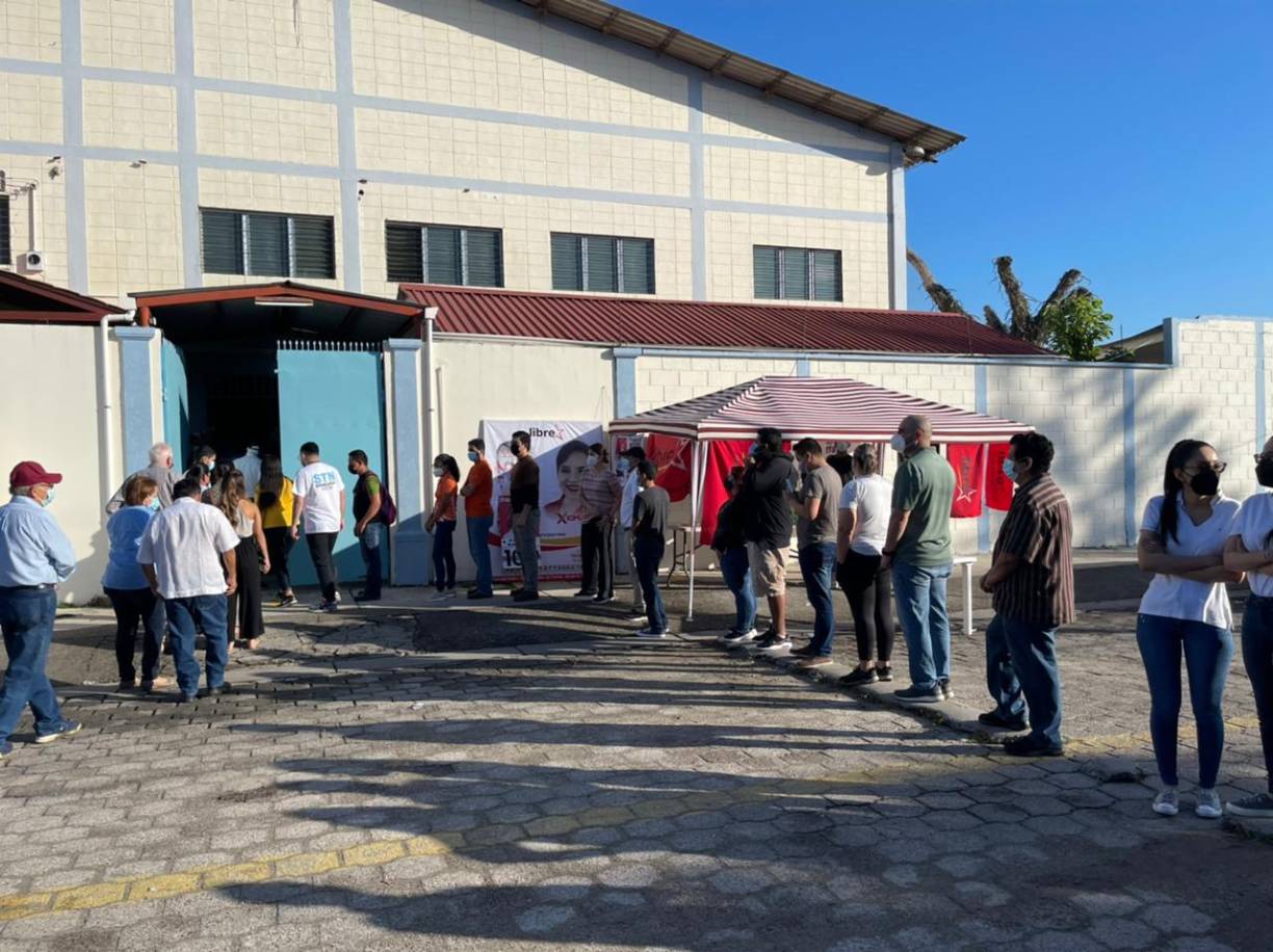En orden transcurren los comicios. Los hondureños hacen fila para ejercer el sufragio.