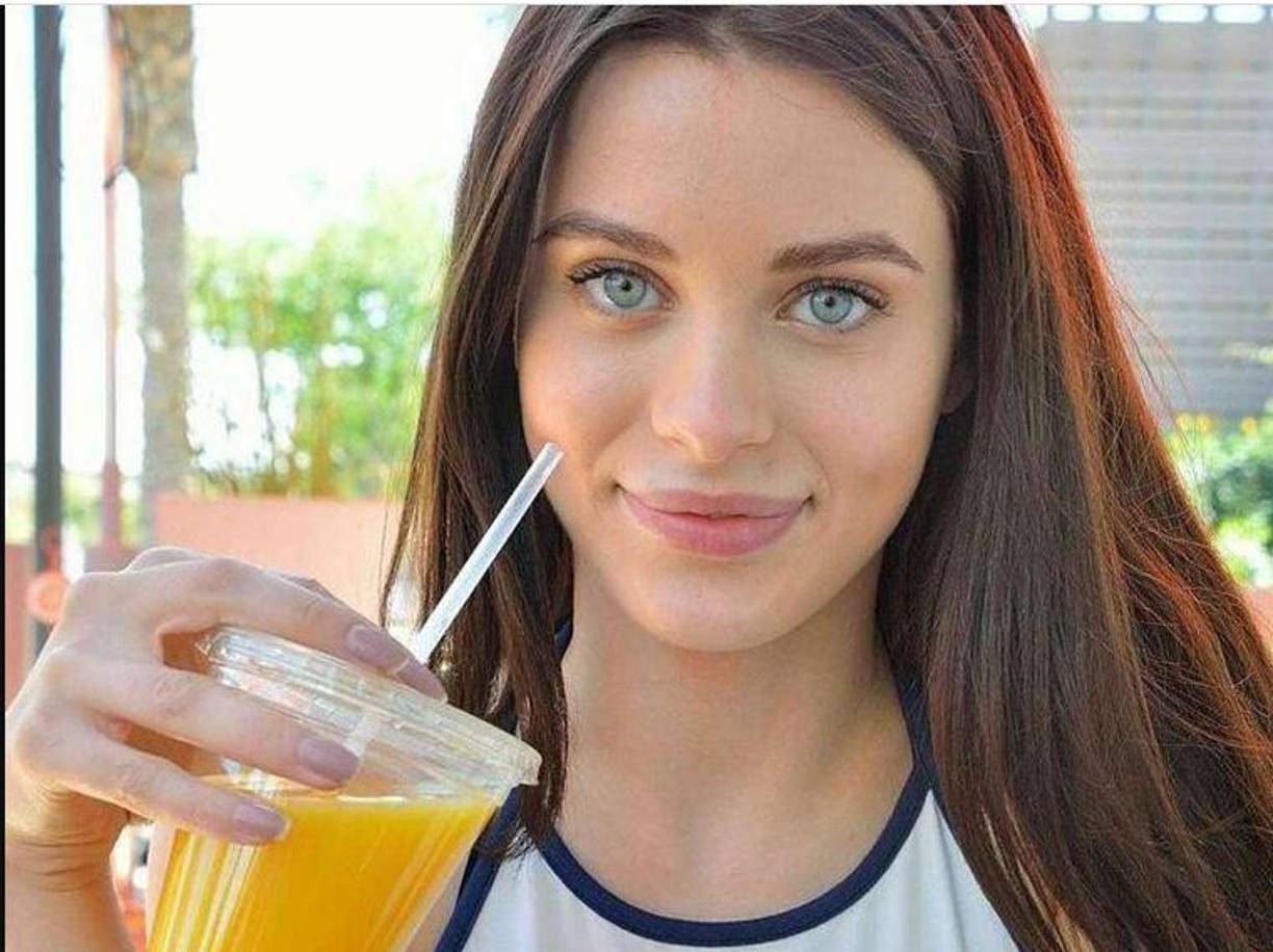 Además, había prometido que otras estrellas de la industria como Riley Reid y Abella Danger, también se unirían al proyecto.