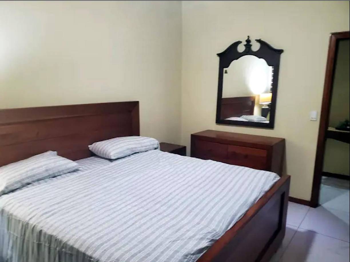 Otra de las habitaciones con las que cuenta la mansión del jugador hondureño.