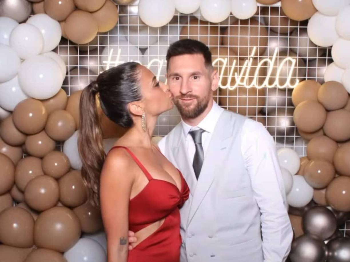 En primera instancia, Lionel Messi y Antonela estuvieron el sábado en la boda de Jordi Alba. 