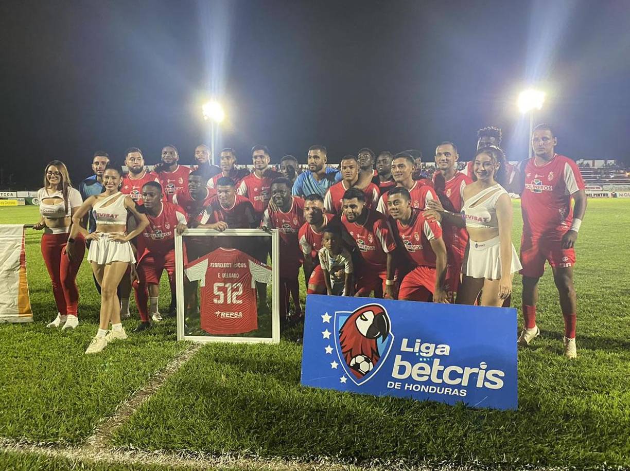 La Real Sociedad le entregó un homenaje a Edder Delgado al convertirse en el futbolista con más partidos en la historia de la Liga Nacional, con 512 juegos.
