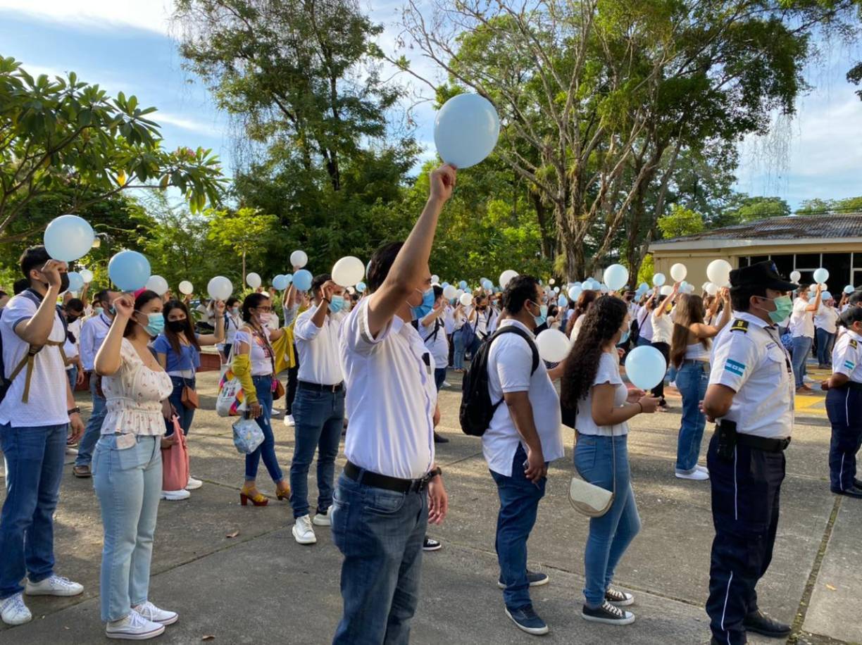 Los estudiantes mostraron alegría durante la hora que duró el acto.