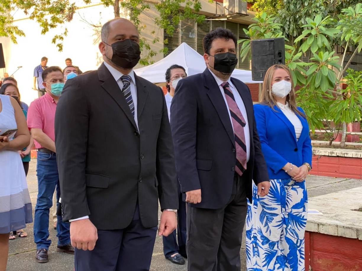 El director presenció “en primera fila” el izamiento de la bandera. Él mismo entregó el sagrado símbolo a los estudiantes que lo izaron.