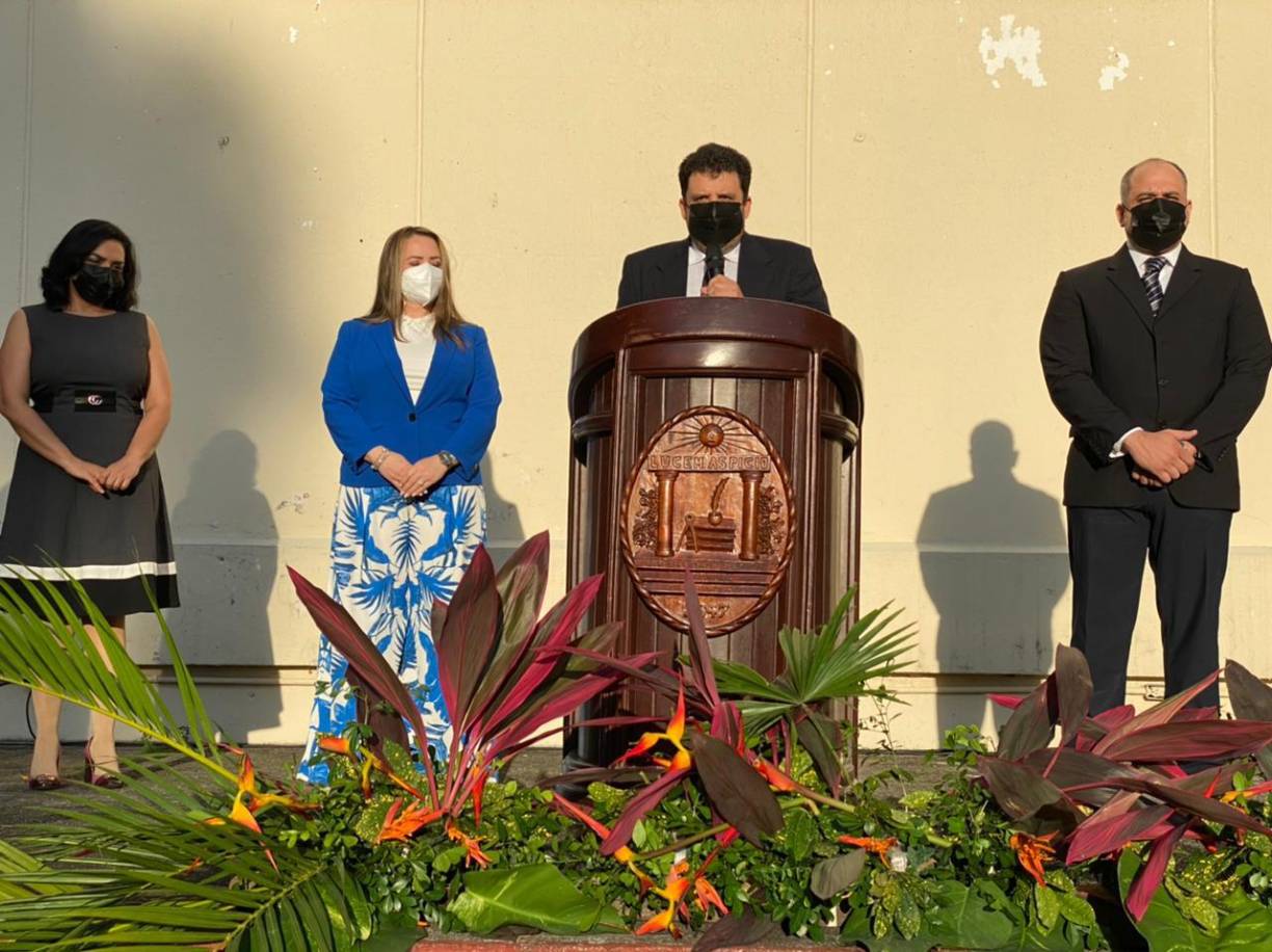 El doctor Jacobo Paredes, director de la Unah-VS, brindó un emotivo discurso a los presentes. Su mensaje fue de igual y amor por la Patria, dirigido principalmente a los jóvenes, que son el futuro de Honduras, exhortándoles a hacer de la nación cinco estrellas un mejor país.
