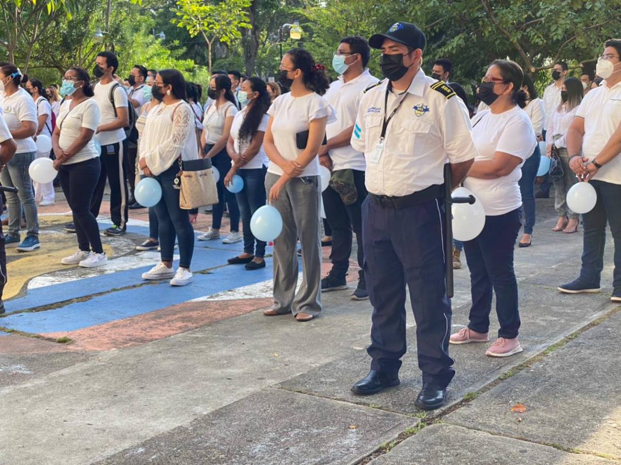 Estudiantes, guardias de seguridad, docentes y personal administrativo fue testigo del acto conmemorativo del Día de la Bandera este 1 de septiembre de 2022.