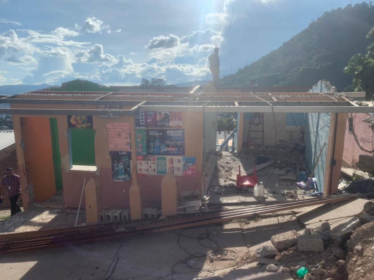 “La orden del día es asegurar la vida de las personas”, porque “es un peligro inminente el que hay aquí”, dijo a la AFP el coronel César Canales, jefe de la tropa que trataba de convencer a las familias para que desalojaran sus viviendas en la Guillén.